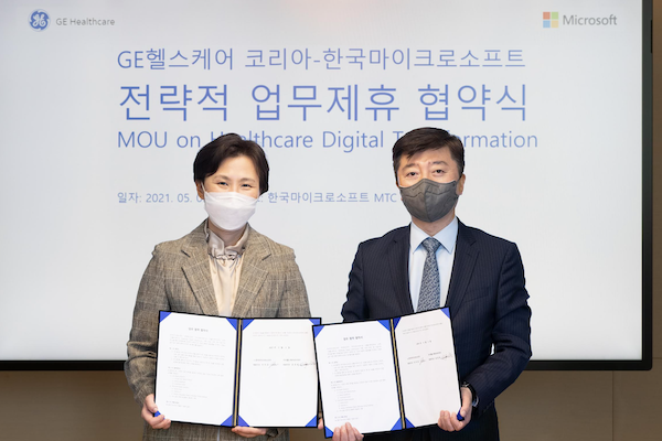 이지은 한국마이크로소프트 대표((왼쪽)와 강성욱 GE헬스케어코리아 대표가 MOU 체결 후 기념사진을 촬영하고 있다. / GE헬스케어