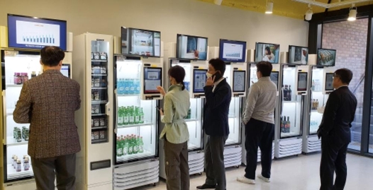 소비자들이 3일 성남 고등동 AI 무인 편의점에서 아이스Go 24를 작동을 해보면서 상품을 구매하고 있다. / 도시공유플랫폼
