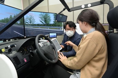 한국전자통신연구원이 가상 자동차 실험에서 운전자에게 상황인지 정보를 제공하는 모습 / 한국전자통신연구원
