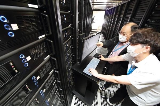 KT IDC 남구로에서 KT IDC 관리 인력들이 서버 상태를 점검하고 있다. / KT