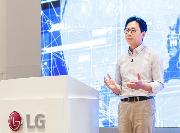 배경훈 LG AI연구원장이 17일 비대면 방식으로 진행된 'AI 토크 콘서트'에서 초거대 인공지능(AI) 개발에 1억 달러를 투자한다고 발표하고 있다. / LG그룹