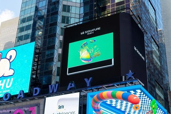 LG전자가 23일(현지시각) 미 뉴욕 맨해튼 타임스스퀘어와 영국 런던 피카딜리광장에 있는 LG전자 전광판에 LG 시그니처를 주제로 한 3D 아트를 선보였다. 영상 속 제품은 LG 시그니처 올레드 TV / LG전자