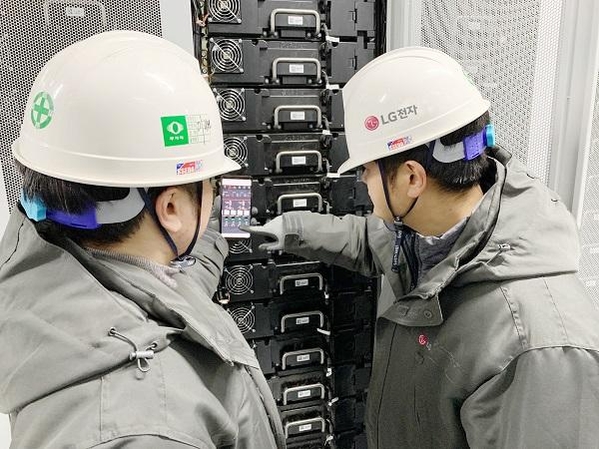 LG전자 직원들이 전남 신안군 안좌스마트팜앤쏠라시티에 구축한 LG에너지솔루션 ESS의 동작상황을 스마트폰을 통해 확인하고 있다. / LG전자