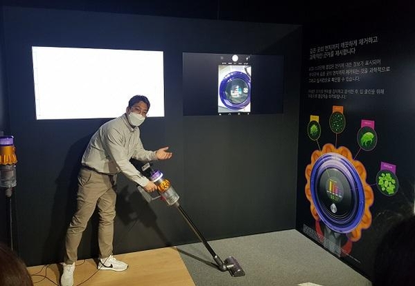 다이슨 관계자가 25일 서울 성수동에서 열린 신제품 출시 행사에서 ‘V15 디텍트’ 청소기 기능을 설명하고 있다. / 이광영기자