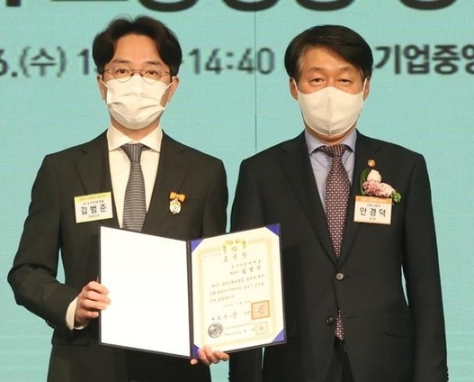 김범준 우아한형제들 대표(왼쪽), 안경덕 고용노동부 장관. / 우아한형제들
