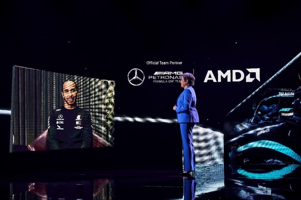 CES 2021에서 AMD CEO 리사 수 박사가 메르세데스-AMG 페트로나스 F1 드라이버인 루이스 해밀턴 경과 대화하고 있는 모습 / AMD