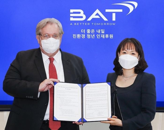 제프리 존스 미래의동반자재단 이사장(왼쪽), 김은지 BAT코리아 대표. / BAT코리아