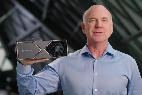제프 피셔(Jeff Fisher) 엔비디아 지포스 사업부 수석 부사장이 ‘지포스 RTX 3080 Ti’의 파운더스 에디션(FE) 제품을 소개하고 있다. / 엔비디아