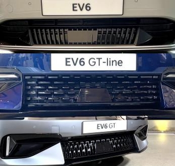 위에서부터, EV6 일반 모델·GT-라인·고성능 GT 모델의 전면 하단부 공기흡입구 디자인 / 이민우 기자