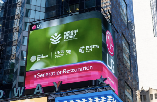 LG전자는 5일부터 이달 말까지 미국 뉴욕 타임스스퀘어와 영국 런던 피커딜리 광장에 있는 LG전자 전광판에서 유엔환경계획이 제작한 환경보호 캠페인 영상을 상영한다. 사진은 타임스스퀘어 전광판 모습. /LG전자 제공