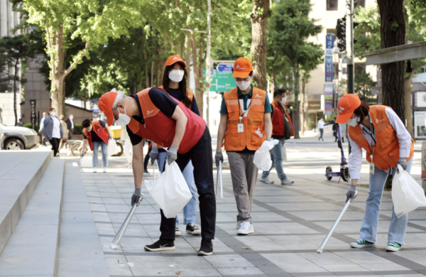 4일 SK이노베이션 김준 총괄사장(사진 왼쪽 첫번째)이 서울 종로구 광화문 일대에서 구성원들과 함께 산해진미 플로깅을 진행했다. / SK이노베이션 제공