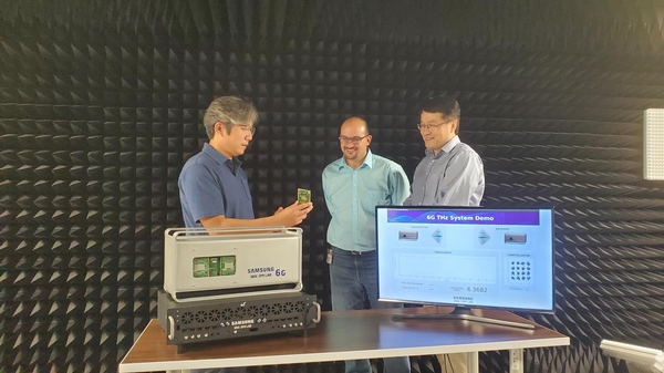 삼성리서치 아메리카(SRA) 실험실에서 삼성전자 연구원이 140㎓ 통신 시스템을 시연하고 있다. / 삼성전자