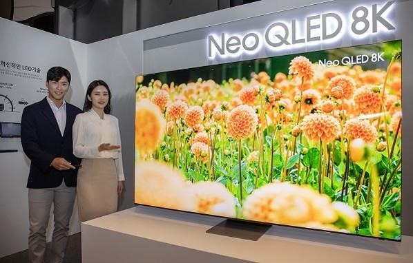 삼성전자 모델이 삼성 딜라이트에서 네오 QLED TV를 소개하는 모습 / 삼성전자