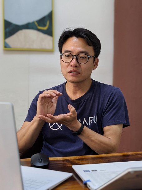 IT조선과 인터뷰에서 포티투마루 시스템과 프로젝트에 대해 설명중인 김동환 포티투마루 대표 / 포티투마루