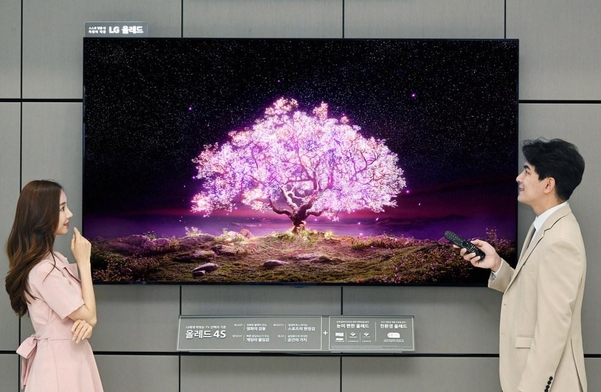 LG전자가 업계 최대 크기인 83형 4K 올레드TV를 출시한다. / LG전자