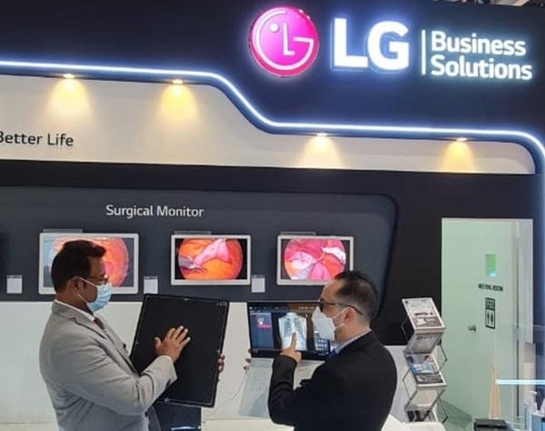 LG전자 직원이 21일부터 24일까지 두바이에서 열리는 중동 최대 의료기기 전시회 아랍 헬스(Arab Health 2021)에서 디지털 엑스레이 검출기를 소개하고 있다. / LG전자