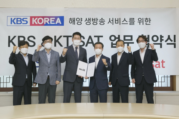 송경민 KT SAT 대표(오른쪽 세 번째)와 한창록 KBS 편성본부장(왼쪽 세 번째) / KT SAT