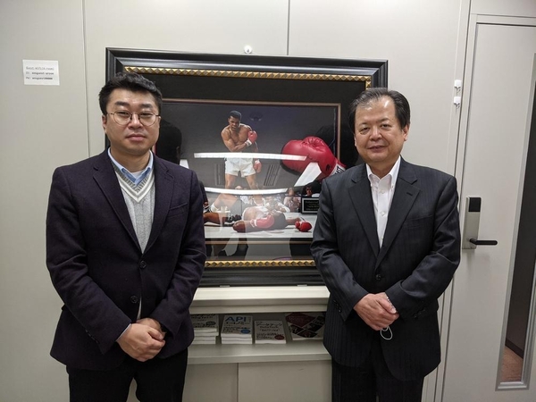 박부현 악어디지털 일본 법인 이사(왼쪽)와 하루야마 요우 AOS데이터 대표 / 악어디지털