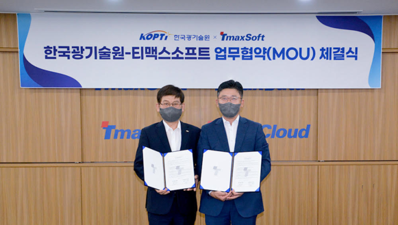 신용진 한국광기술원 원장(왼쪽)과 이형배 티맥스소프트 대표/ 티맥스소프트