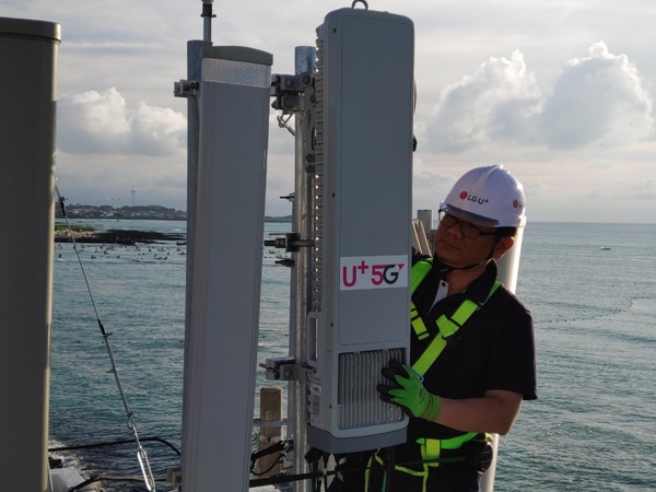 LG유프럴스 직원이 제주도 해변에서 5G 기지국을 점검하고 있다. / LG유플러스
