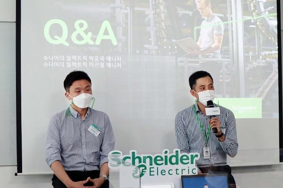 박윤국 슈나이더일렉트릭 매니저(오른쪽)와 이선철 매니저 / 슈나이더 일렉트릭