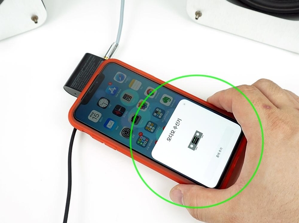 제품 뒤쪽 태그에 아이폰을 가까이 대면 자동으로 인식하고 연결과정을 시작한다. / 최용석 기자