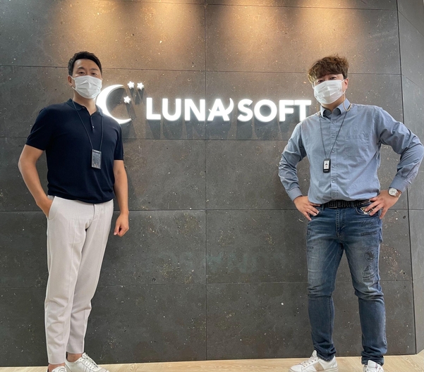 최현진 루나소프트 COO(왼쪽)와 정상경 루나소프트 CTO가 사진을 촬영하고 있다. / 루나소프트