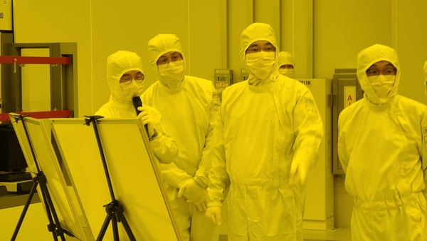 이재용 삼성전자 부회장(왼쪽에서 세 번째)이 1월 평택 EUV 전용라인을 점검하는 모습 / 삼성전자