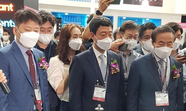 왼쪽부터 김동명 LG에너지솔루션 부사장, 지동섭 SK이노베이션 배터리 대표, 전영현 삼성SDI 사장 모습. 이들은 6월 9일 서울 삼성동 코엑스에서 열린 ‘인터배터리 2021’에 나란히 참석했다. / 이광영 기자