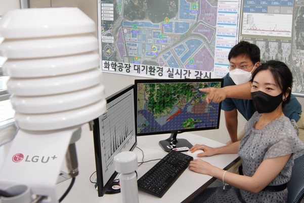 LG유플러스 직원이 대기환경진단솔루션으로 화학 공장의 대기 흐름을 확인하고 있다. / LG유플러스