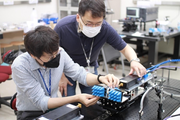김당오 LG-KAIST 6G 연구센터 선임연구원(왼쪽)과 권재용 한국표준과학연구원 책임연구원이 한국표준과학연구원에서 개발한 빔포밍 시스템을 테스트하고 있다. / KAIST