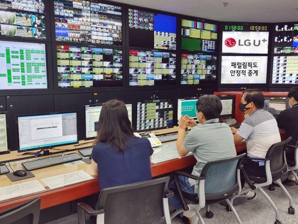 LG유플러스 직원이 안양방송센터에서 올림픽 기간에 방송중계 서비스를 지원하는 모습 / LG유플러스