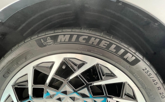 현대자동차 준중형 전기차인 아이오닉5에 탑재된 미쉐린 20인치 고인치 타이어 / 이민우 기자