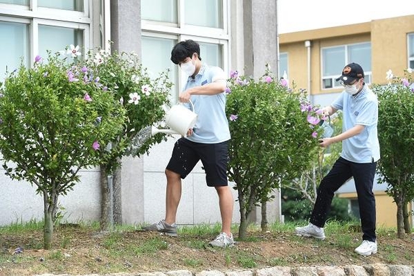 고등학생들이 LG상록재단이 보급한 무궁화 나무를 관리하는 모습 / LG