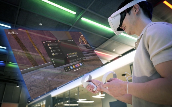 SK텔레콤 모델이 오큘러스퀘스트2를 사용해 VR 게임을 하고 있다. / SK텔레콤