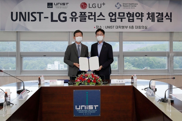 황현식 LG유플러스 CEO(왼쪽)와 이용훈 UNIST 총장이 업무협약 체결 후 기념사진을 촬영하고 있다. / LG유플러스