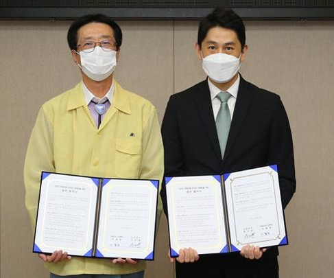 박우량 신안군수(왼쪽), 이철웅 쿠팡 트래블 디렉터 / 쿠팡
