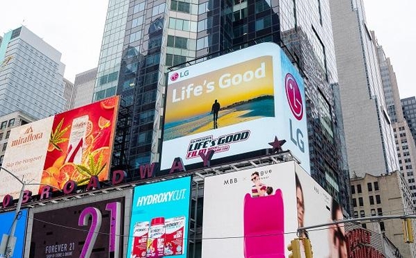 미국 뉴욕 타임스스퀘어에 있는 LG전자 전광판에 Life's Good 영화가 소개되는 모습 / LG전자