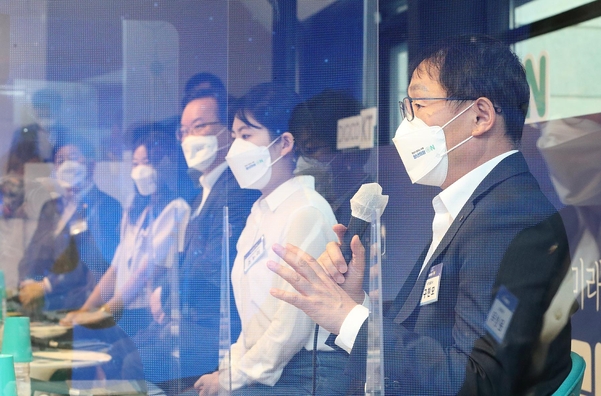 구현모 KT대표(오른쪽 첫 번째)가 KT연구개발센터에서 열린 간담회에서 발언하고 있다. / KT