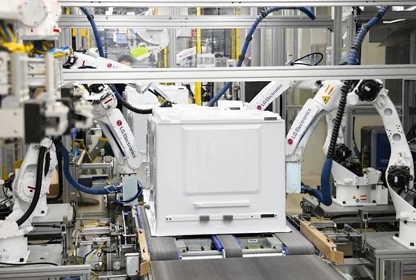 통합생산동의 냉장고 생산라인에서 로봇이 냉장고를 조립하는 모습 / LG전자