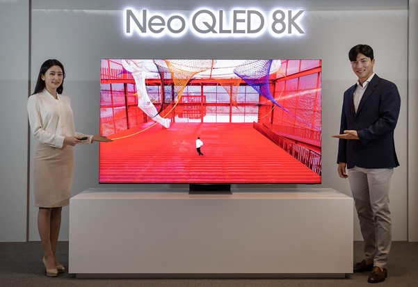 삼성전자 모델이 삼성 딜라이트에서 네오 QLED TV를 소개하고 있다. / 삼성전자