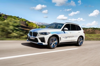BMW가 뮌헨 IAA 모빌리티 2021에서 시제품을 공개한 iX5 수소차 / BMW