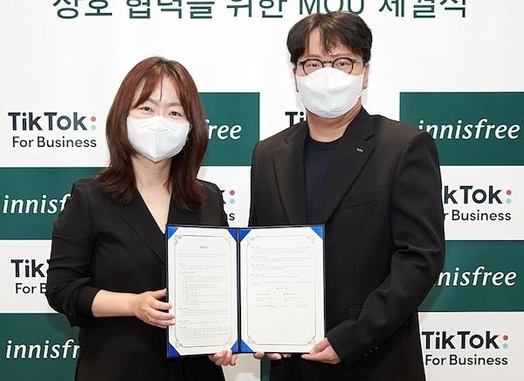 임혜영 이니스프리 대표(왼쪽), 김승연 틱톡 글로벌 비즈니스 솔루션 제너럴 매니저 / 아모레퍼시픽