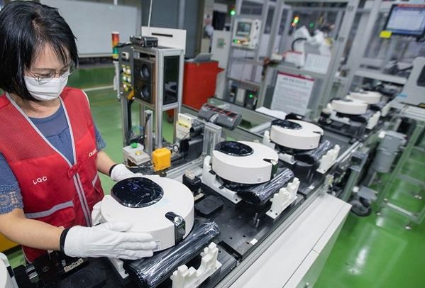LG전자 직원이 경남 창원시에 있는 로봇청소기 생산라인에서 코드제로 R9 오브제컬렉션(모델명: RO971WA)를 생산하고 있는 모습 / LG전자