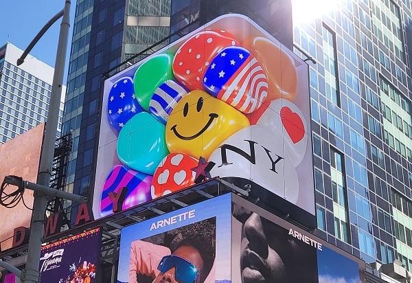 미국 뉴욕 맨하튼 타임스스퀘어 전광판에 LG전자 3D 콘텐츠가 상영되고 있다. / LG전자