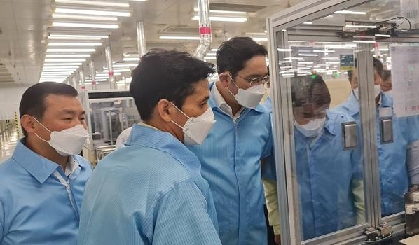 이재용 부회장이 지난해 10월 베트남 하노이 인근에 위치한 삼성 복합단지를 찾아 스마트폰 생산공장 등을 점검하는 모습 / 삼성전자