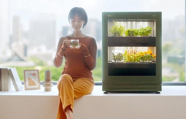 LG전자 모델이 신개념 식물생활가전 'LG 틔운(LG tiiun)'을 소개하고 있다. / LG전자