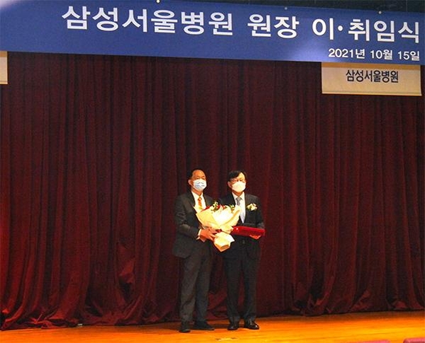  박승우 신임 원장(왼쪽)과 권오정 명예 원장이 이취임식 후 기념사진을 촬영하고 있다. / 삼성서울병원