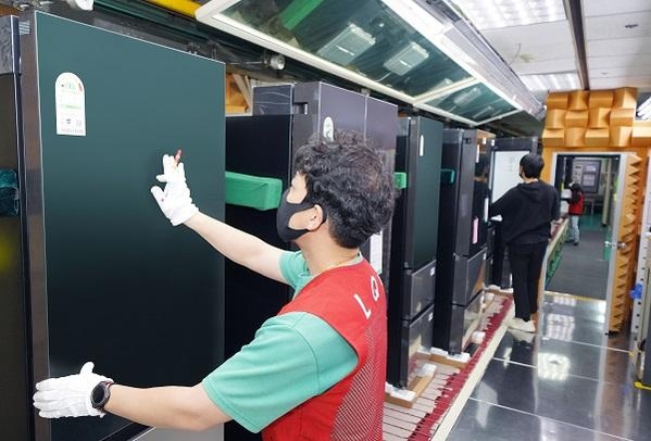 LG전자 직원들이 25일 경남 창원시에 있는 김치냉장고 생산라인에서 ‘디오스 김치톡톡 오브제컬렉션’의 외관, 기능, 소음 등을 검사하고 있다. / LG전자