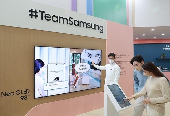 서울 코엑스에서 열린 'KES 2021' 삼성전자 부스에서 관람객들이 가전 제품과 모바일 기기를 ‘스마트싱스’ 앱으로 연결해 하나의 팀처럼 유기적으로 제어하는 통합 서비스 ‘팀 삼성’을 체험해보고 있다. / 삼성전자